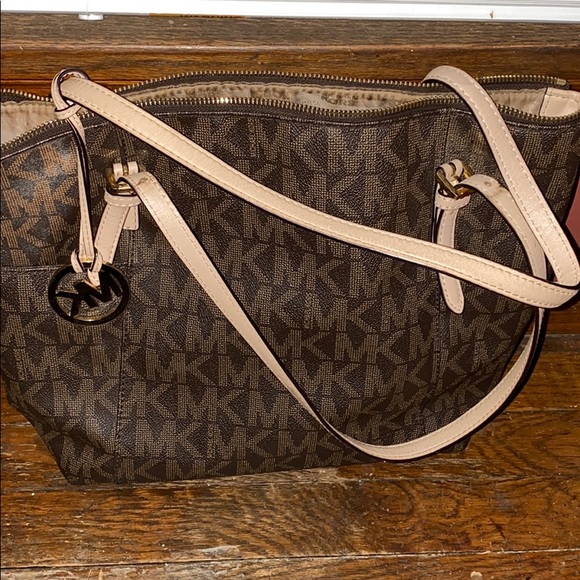 Michael Kors hand bag - Picture 1 of 3